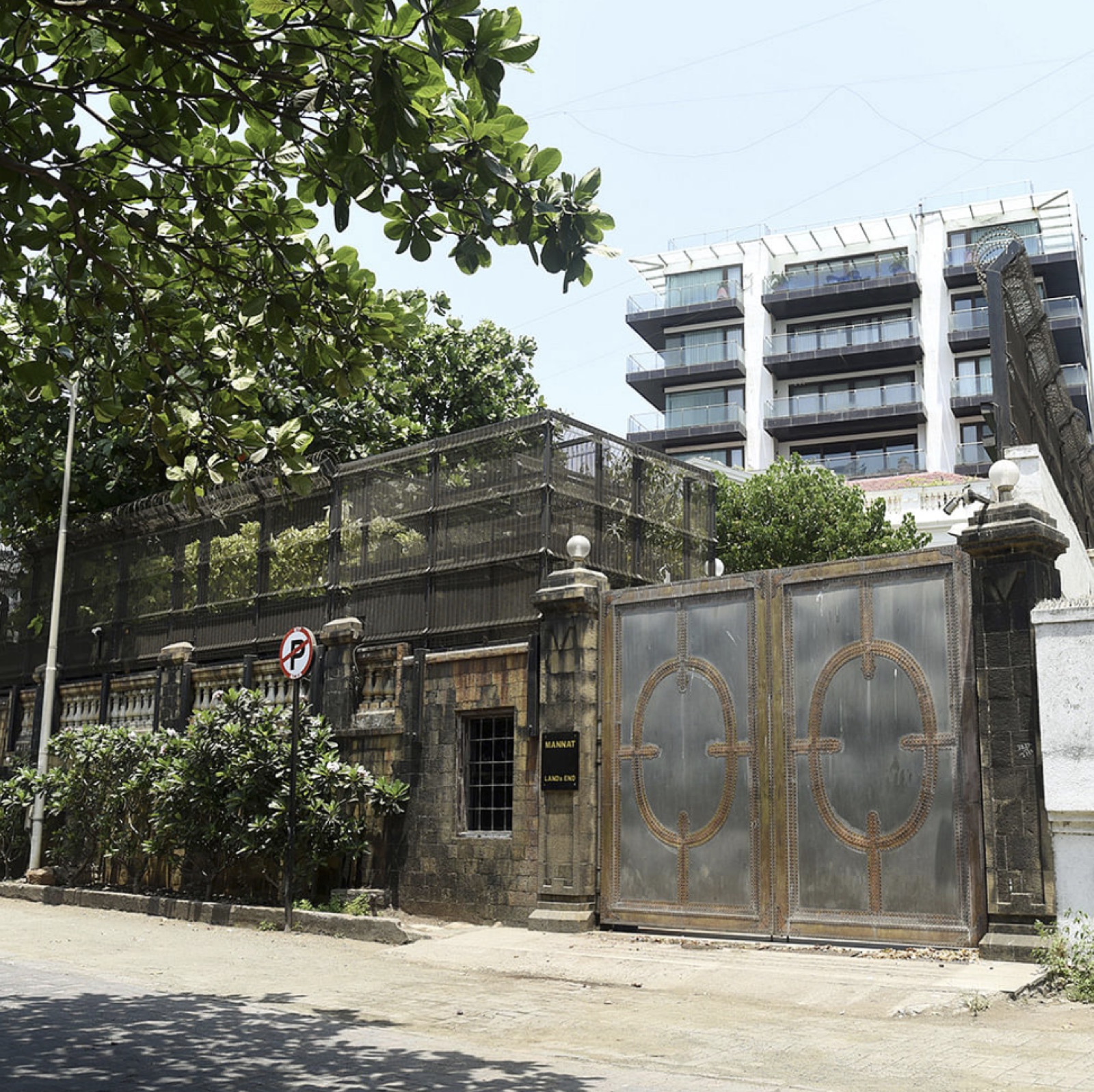Mannat bungalow Mumbai tour — Shah Rukh Khan house visit on Mumbai celebrity bungalow tour