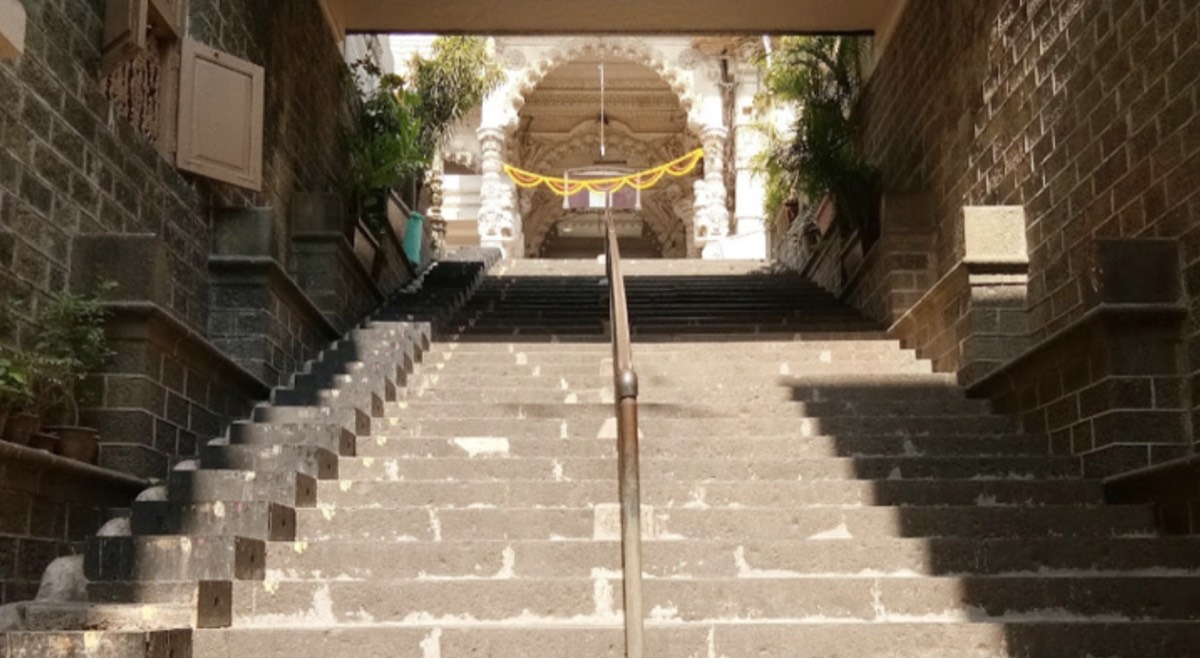 Babulnath Mandir entrance Mumbai — ancient Shiva temple Girgaum, Mumbai Mandir Tour